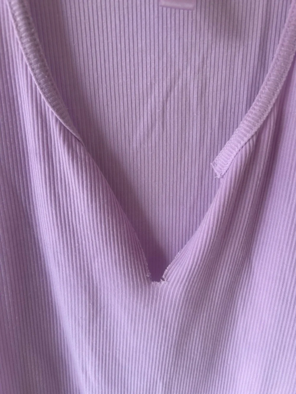 SKIMS Lavender Ribbed V-Neck Tank - Picture 4 of 4